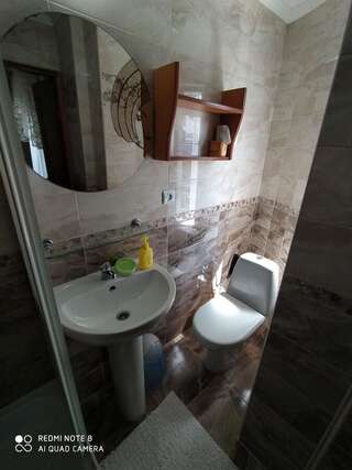 Гостевой дом Sadyba Margaryta Трускавец Трехместный номер с собственной ванной комнатой-4